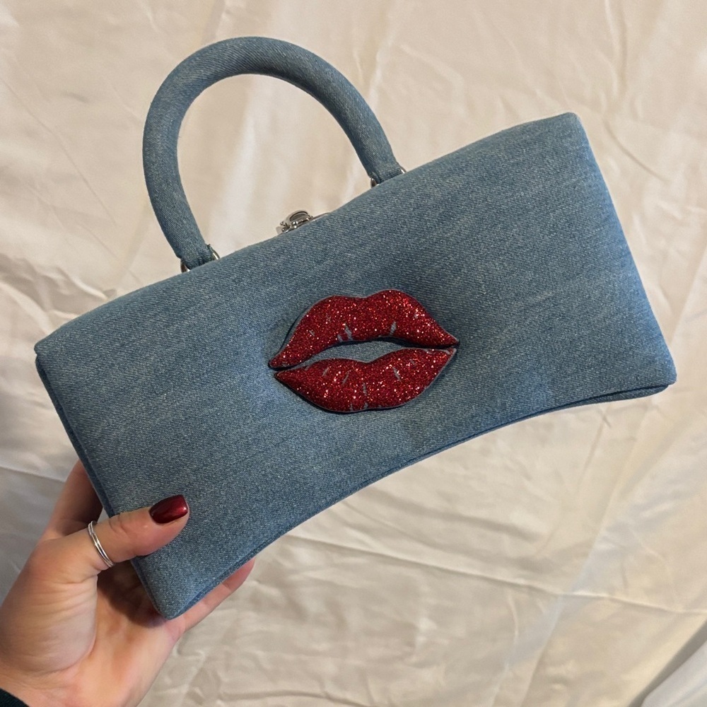 Ozias Paris lip clutch as seen on Sabrina Carpenter. - Picture 4 of 14
